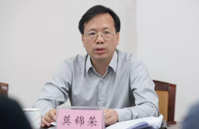 莫錦榮簡歷：廣西中醫(yī)藥大學(xué)黨委書記莫錦榮，曾任欽州市委副書記、市委常委、組織部部長，廣西高院政治部主任