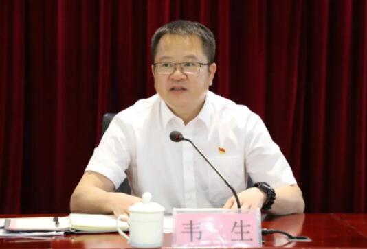 韋生簡歷：百色城市建設(shè)投資發(fā)展集團(tuán)董事長韋生，曾任百投集團(tuán)、百發(fā)集團(tuán)董事長，西林縣委副書記