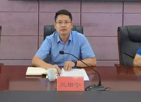 蘭田寧簡歷：百色市西林縣委書記蘭田寧，曾任百色市委副秘書長、商務(wù)局局長，樂業(yè)縣副書記